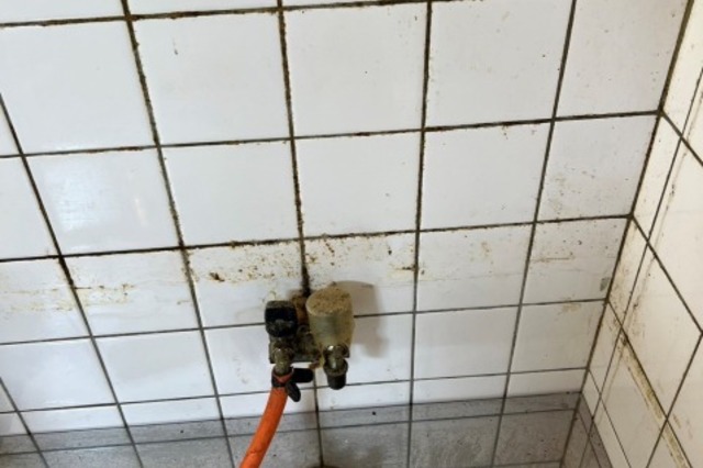 キッチンまわりのタイル①の施工前画像